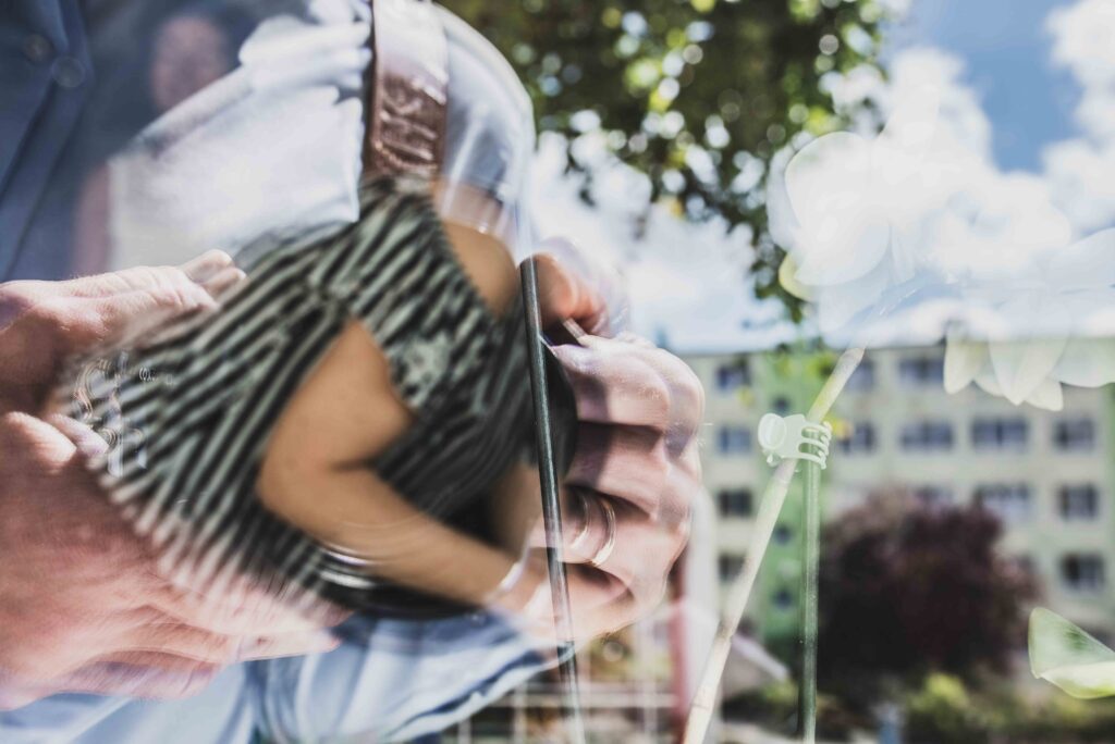 Moment czesania panny młodej w dniu ślubu