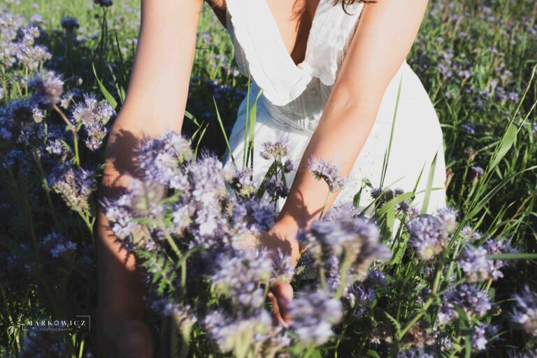 panna młoda muska dłońmi habry