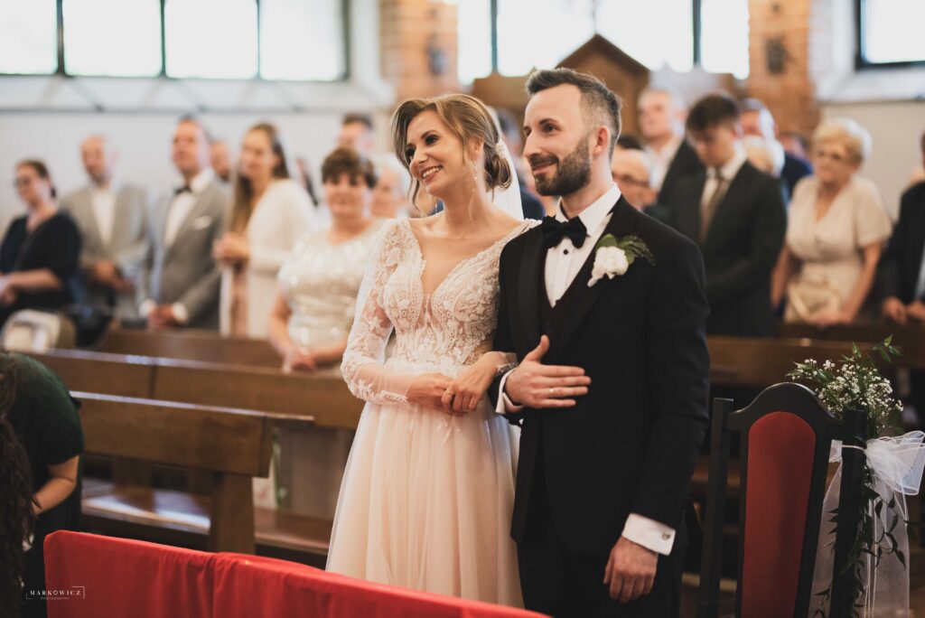Para młoda w kościele, ceremonia ślubna Olsztyn