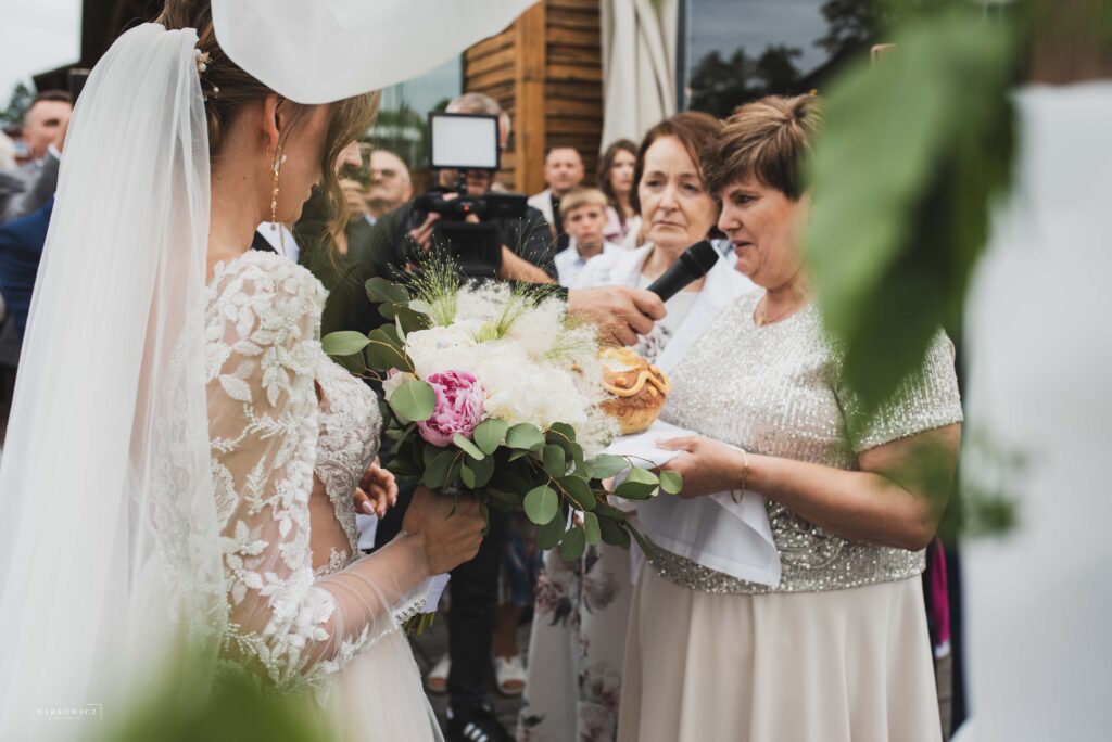 Przywitanie pary młodej przed salą Restauracja Przystań weselna solą i chlebem
