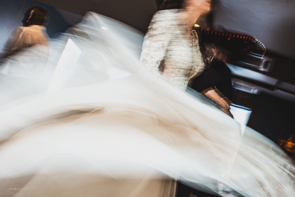 Pierwszy taniec, para tańczy, wesele