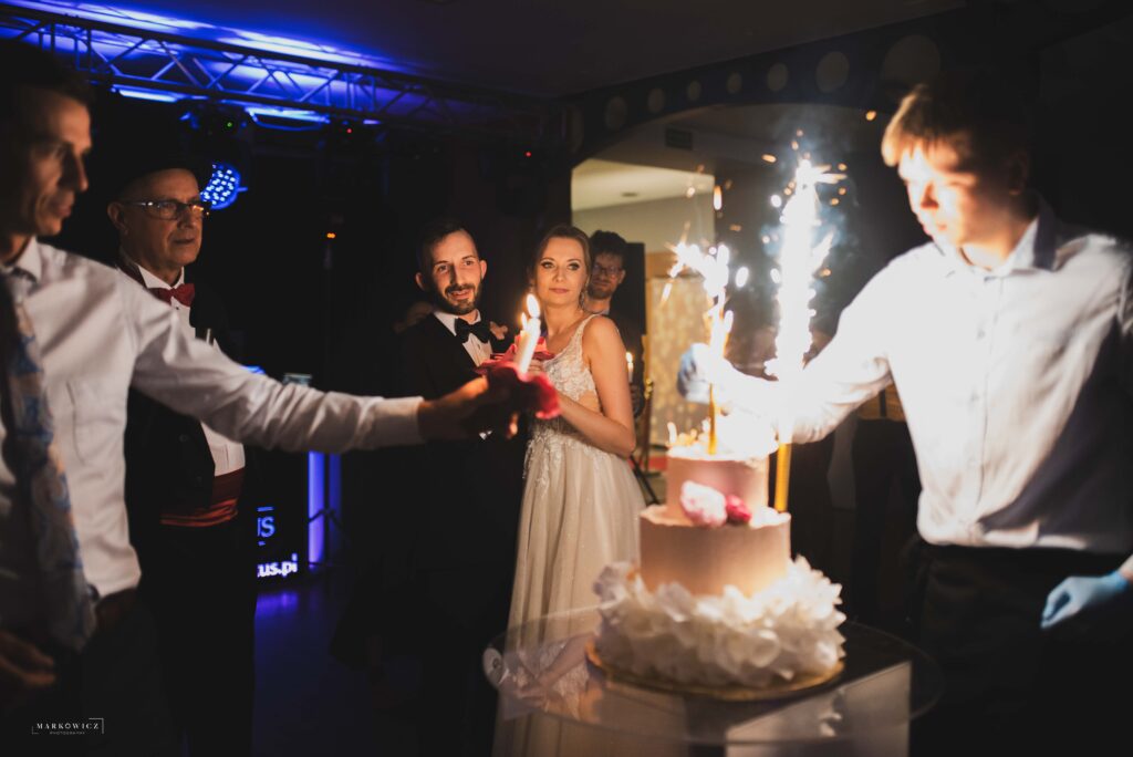 Para przy torcie weselnym, wesele Olsztyn