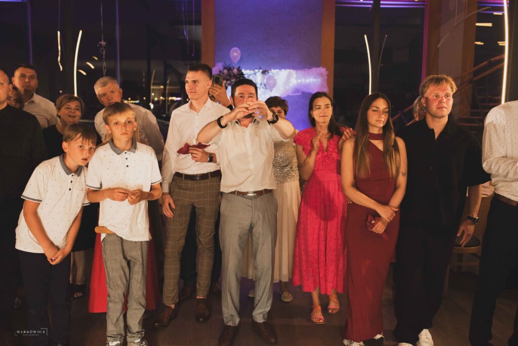 Para przy torcie weselnym, wesele Olsztyn