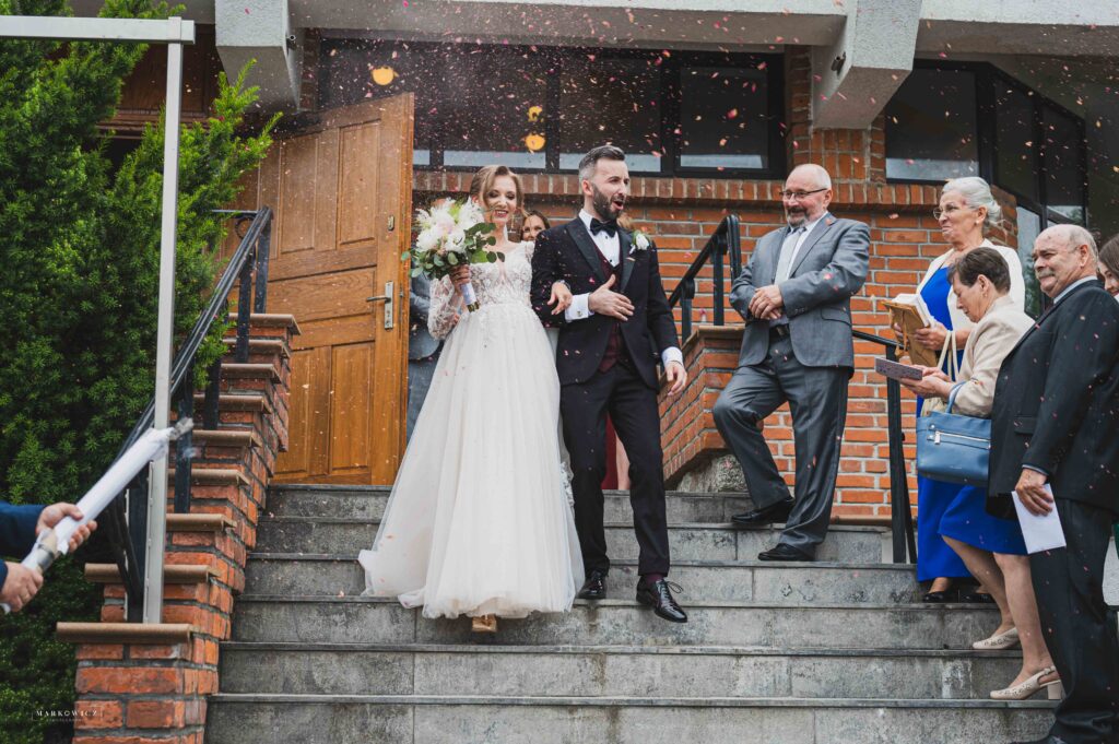 Wyjście ze ślubu, goście gratulują parze, Olsztyn