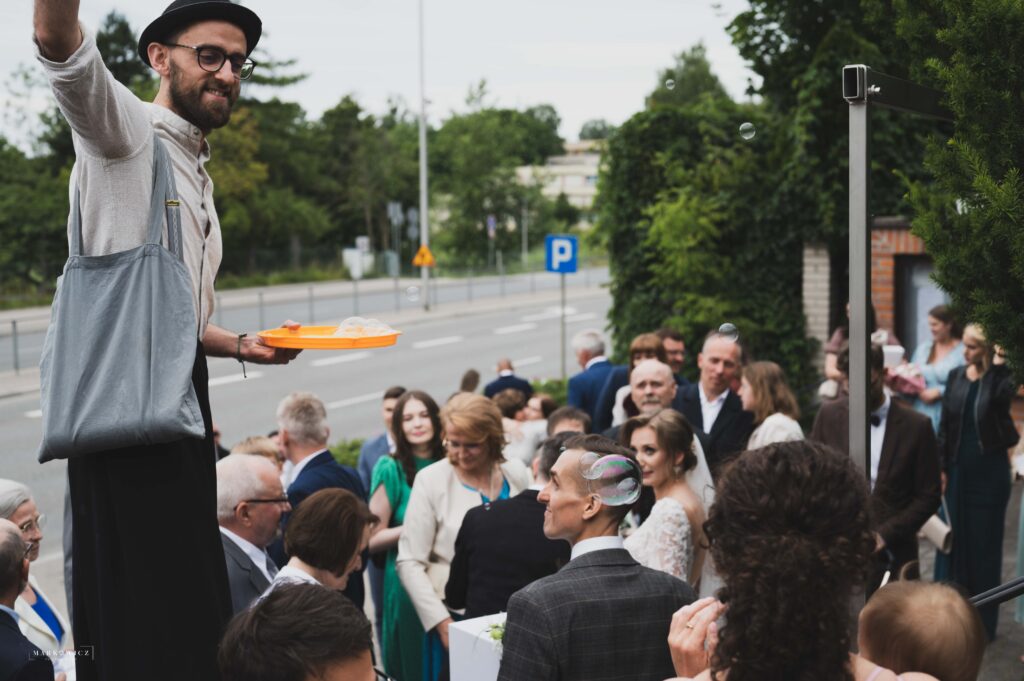 Gratulacje po ślubie, goście ściskają parę, ceremonia ślubna