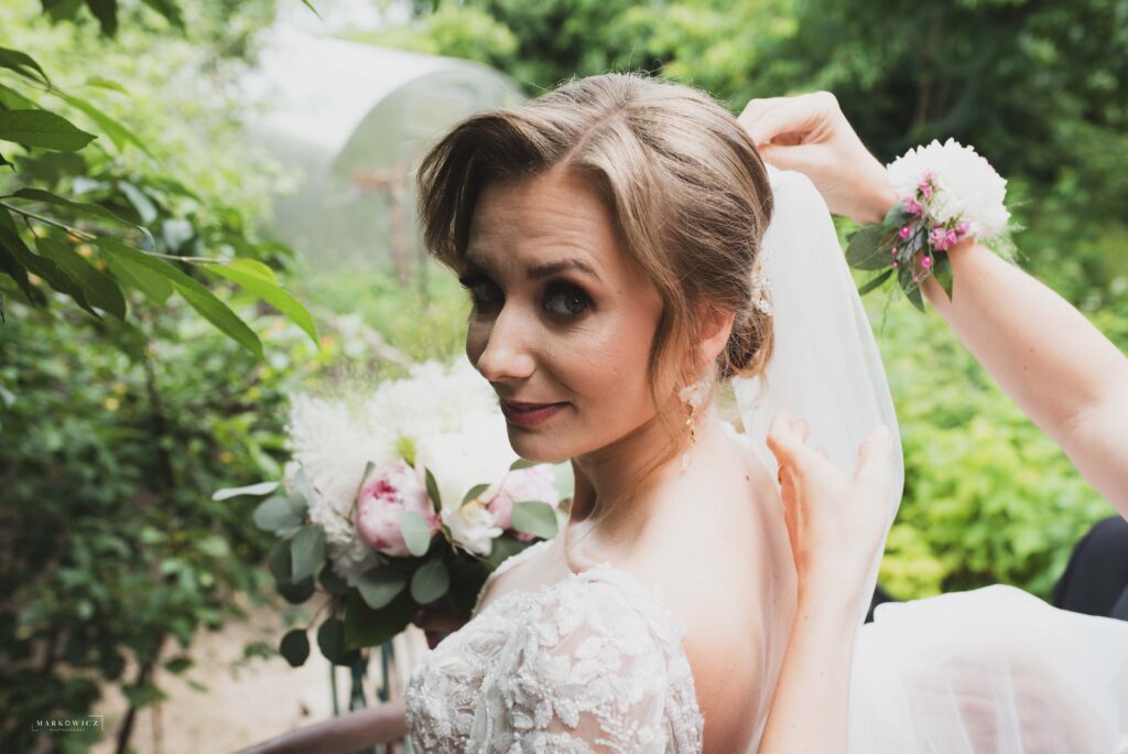 Panna młoda w sukni ślubnej, portret przed ślubem