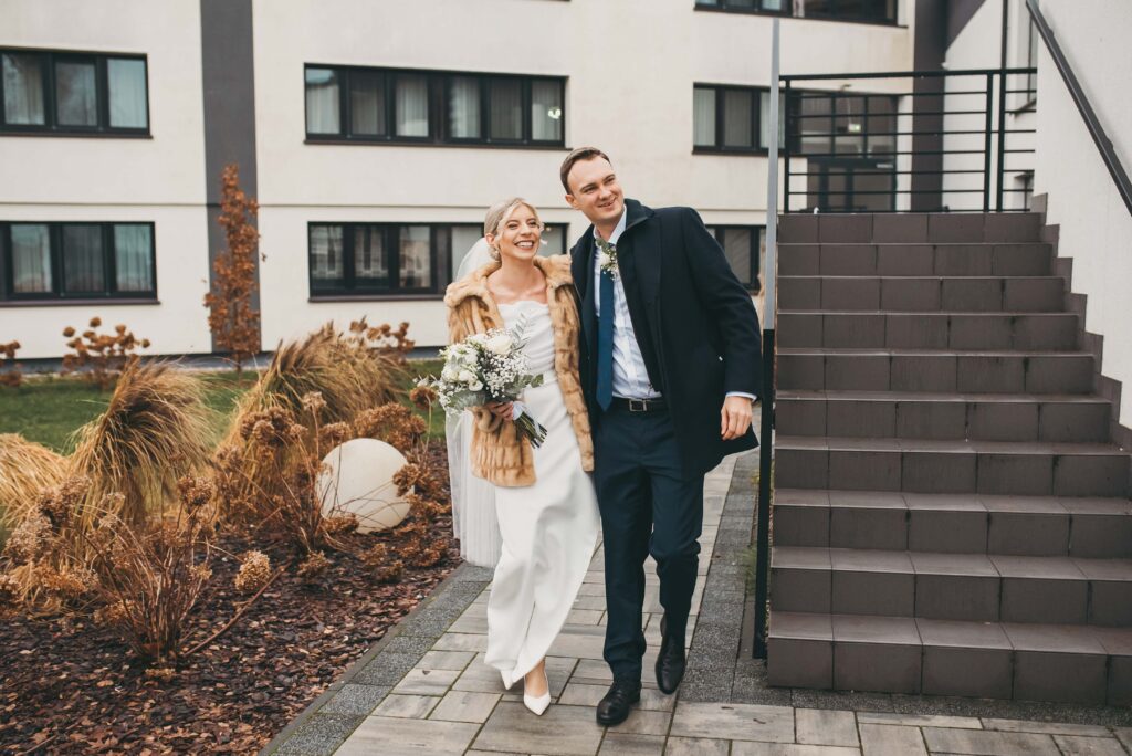 Para młoda na sesji plenerowej w Hotelu Omega w Olsztynie