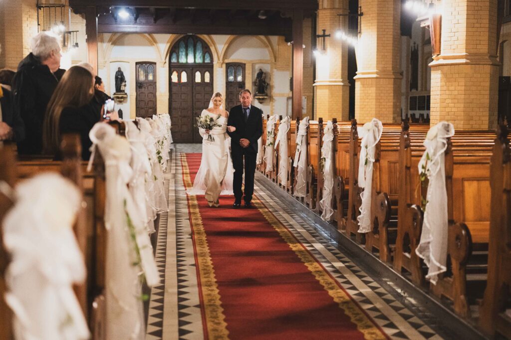 Ojciec prowadzi pannę młodą do ołtarza