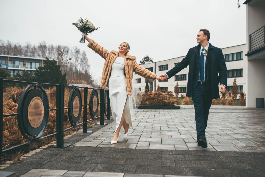 Para młoda na sesji ślubnejplenerowej w Hotelu Omega w Olsztynie