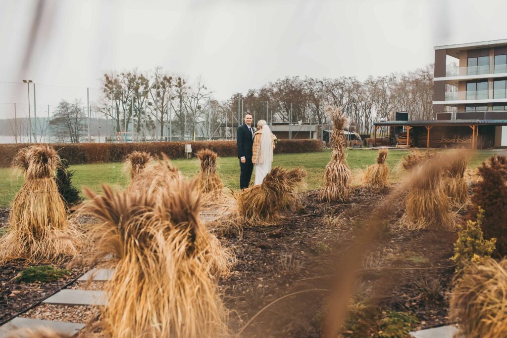 Para młoda na sesji plenerowej w Hotelu Omega w Olsztynie