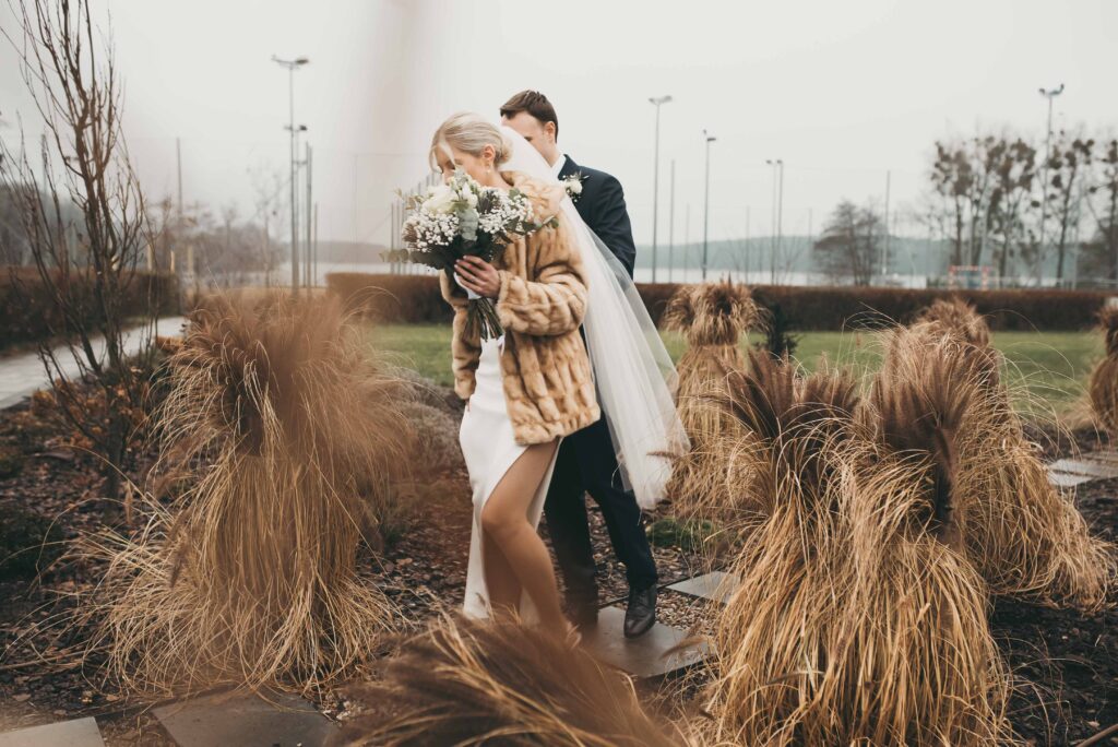 Para młoda na sesji ślubnej plenerowej w Hotelu Omega w Olsztynie