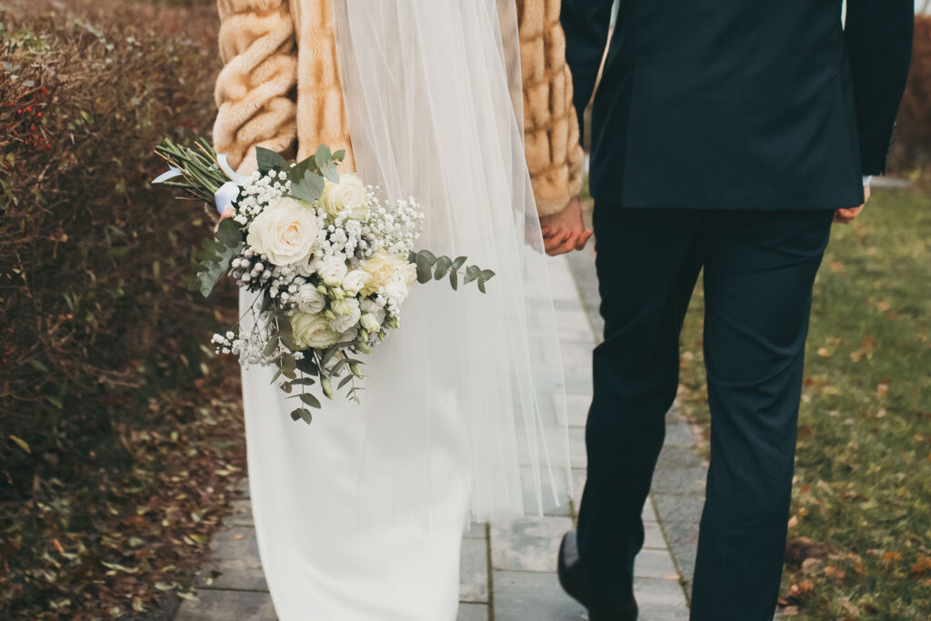 Para młoda na sesji plenerowej w Hotelu Omega w Olsztynie