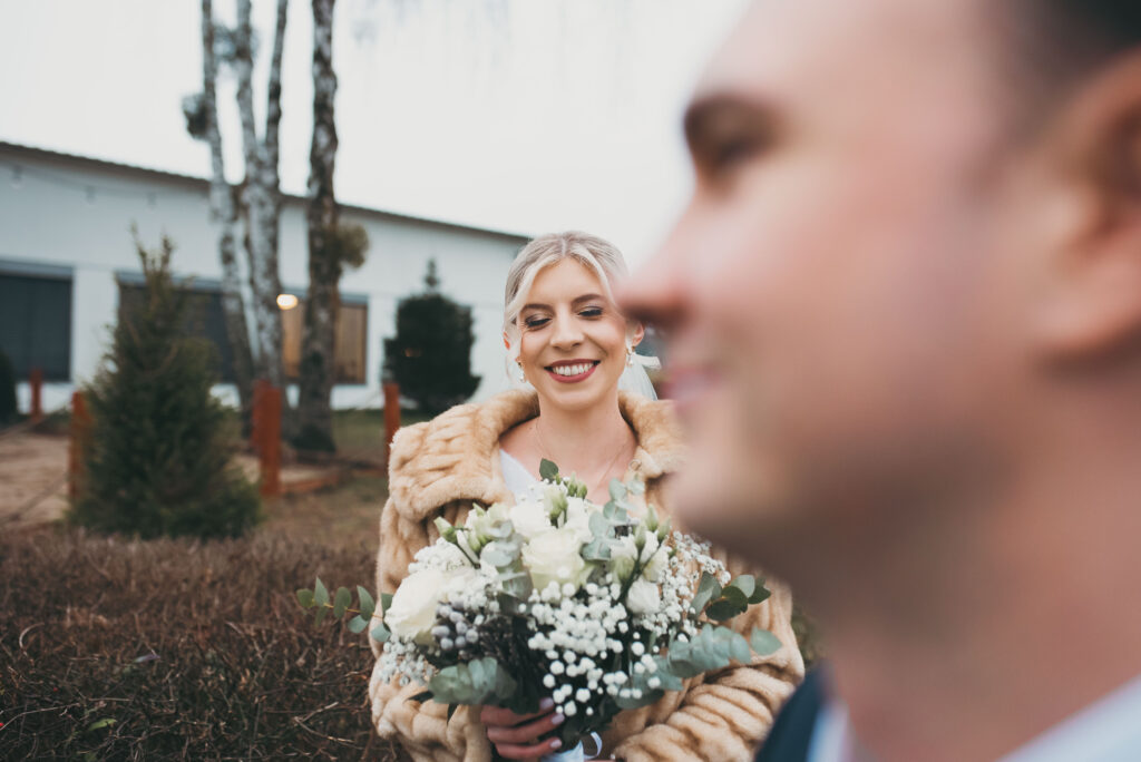 Para młoda na sesji plenerowej w Hotelu Omega w Olsztynie