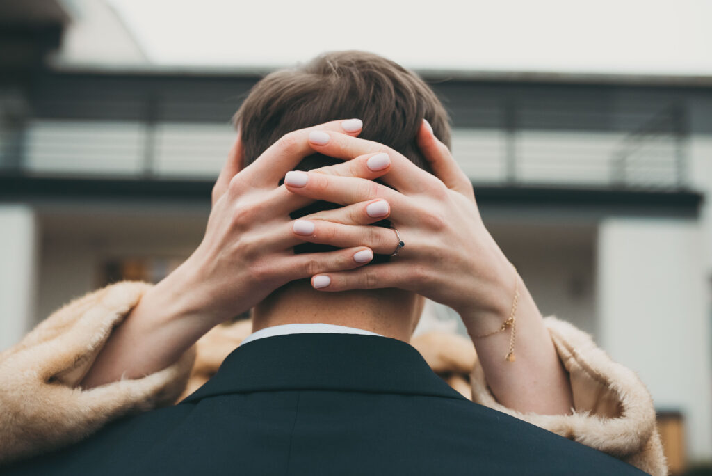 Para młoda na sesji plenerowej w Hotelu Omega w Olsztynie