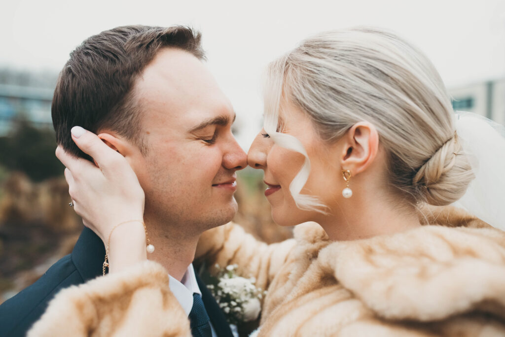 Para młoda na sesji ślubnej plenerowej w Hotelu Omega w Olsztynie