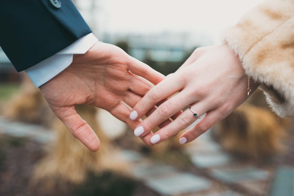 Para młoda na sesji plenerowej w Hotelu Omega w Olsztynie