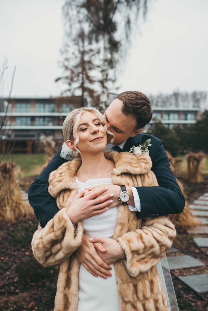 Para młoda na sesji plenerowej w Hotelu Omega w Olsztynie