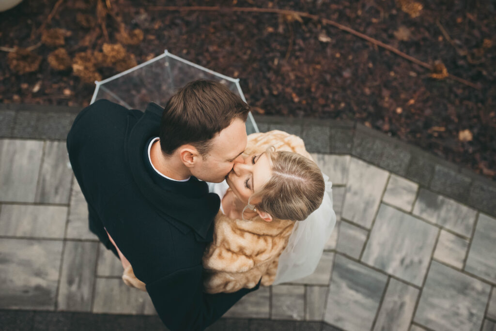 Para młoda na sesji plenerowej w Hotelu Omega w Olsztynie