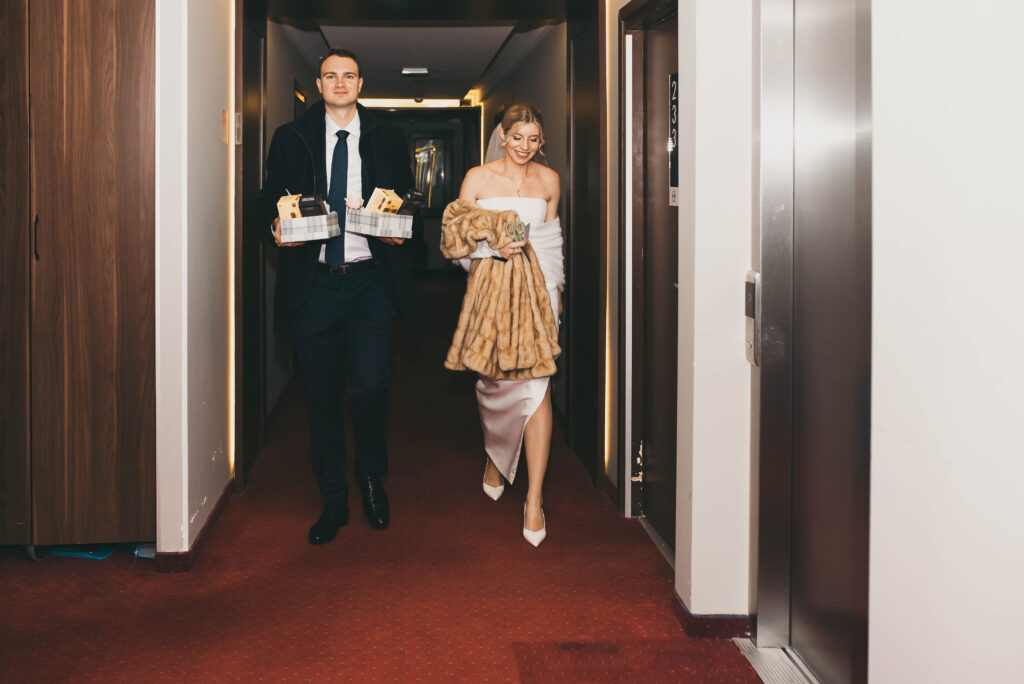 Para młoda na sesji plenerowej w Hotelu Omega w Olsztynie