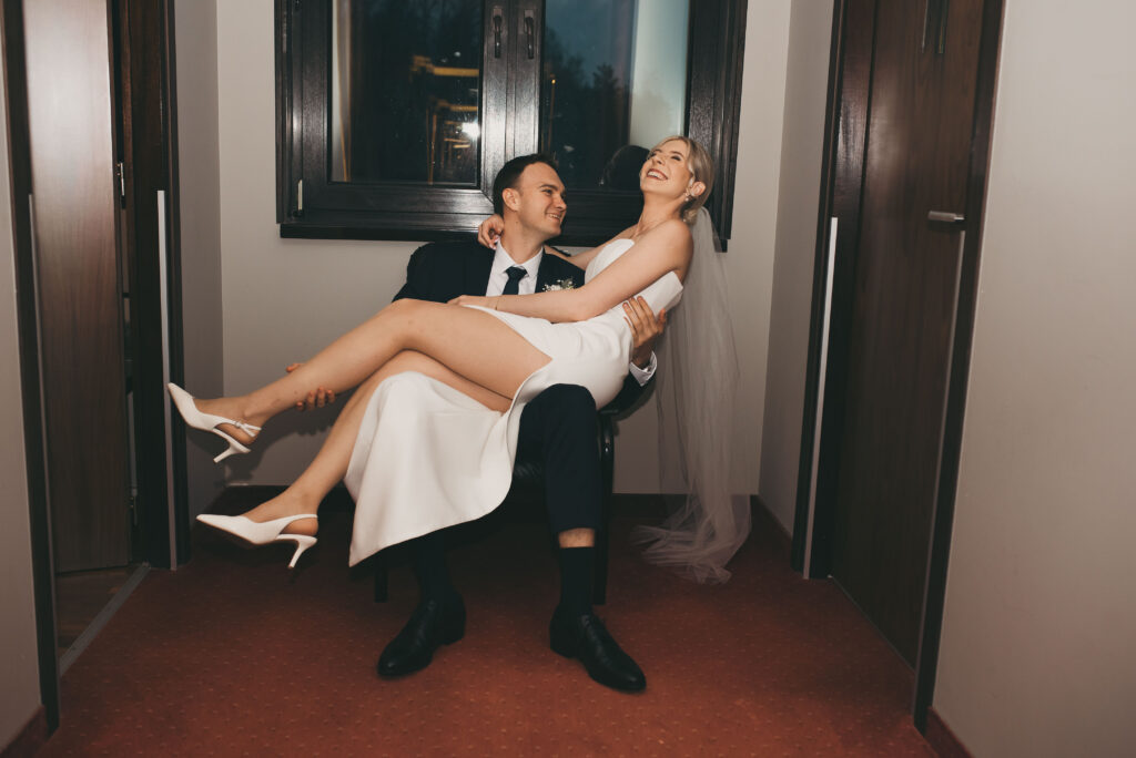 Para młoda na sesji plenerowej w Hotelu Omega w Olsztynie