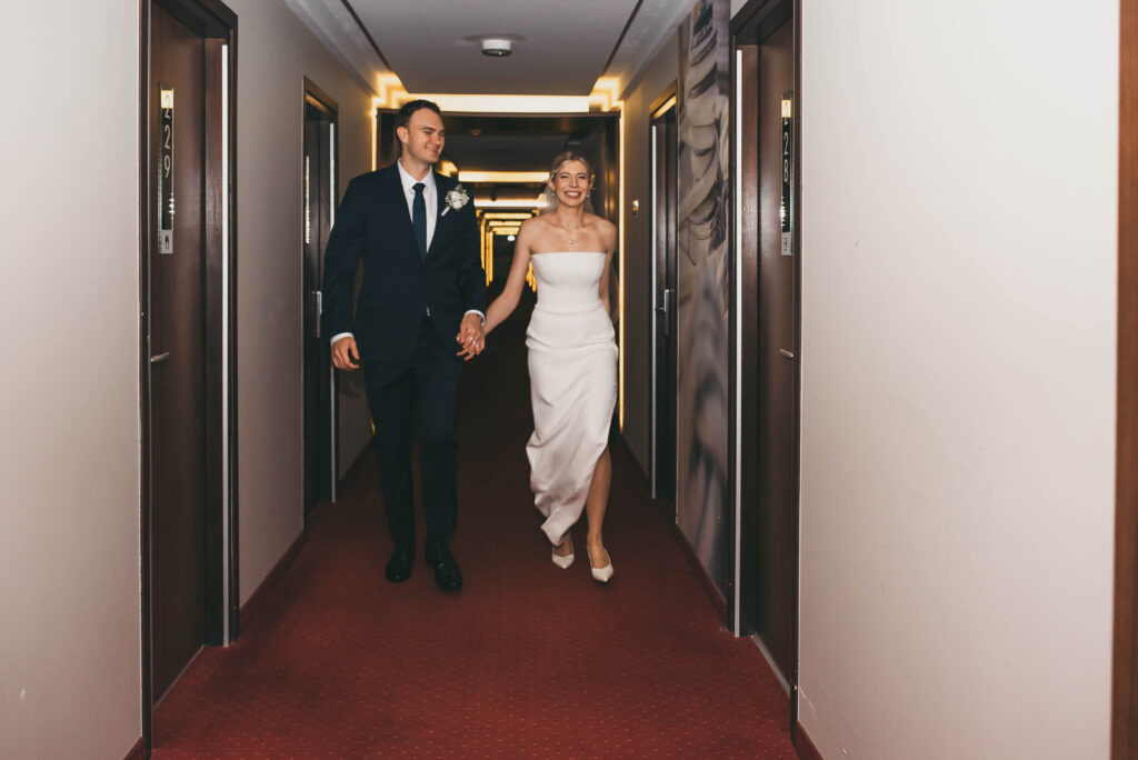 Para młoda na sesji plenerowej w Hotelu Omega w Olsztynie