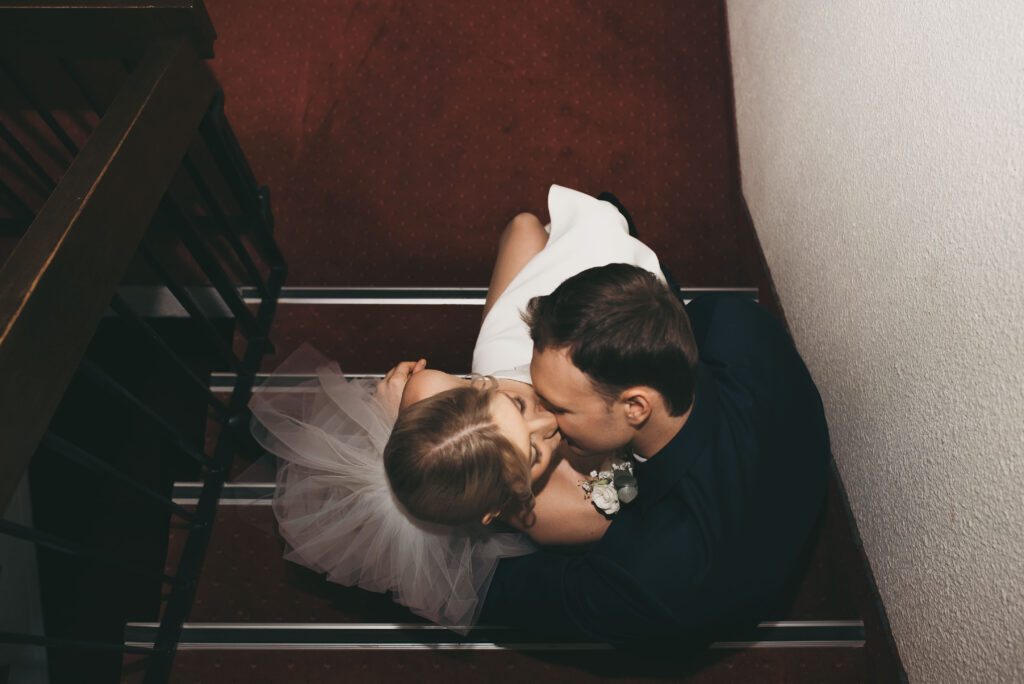 Para młoda na sesji plenerowej w Hotelu Omega w Olsztynie