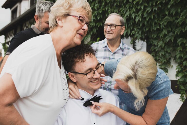 Babcia przytula pana młodego podczas przygotowań w Starym Tartaku