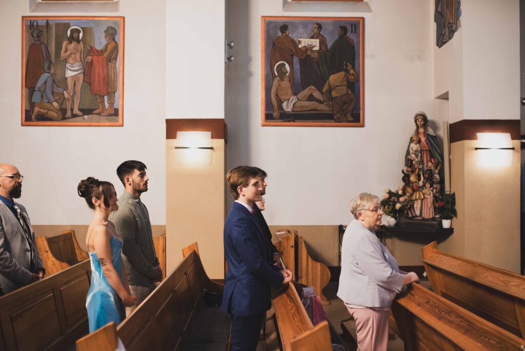 Wnętrze kościoła w Iławie w czasie ślubu Irminy i Jakuba – reportaż ślubny.