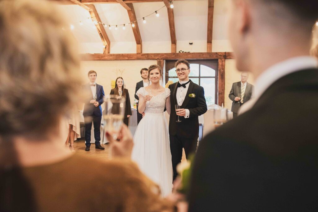 pierwszy toast pary młodej podczas jesiennego wesela w Starym Tartaku nad Jeziorakiem