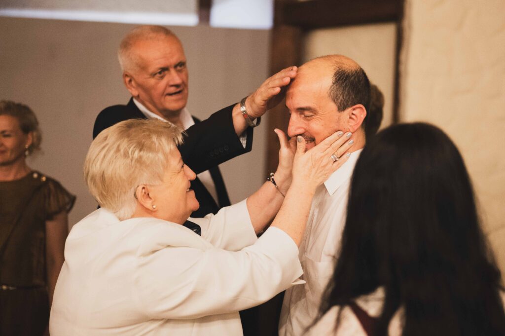 Babcia przytula syna podczas wesela w Starym Tartaku